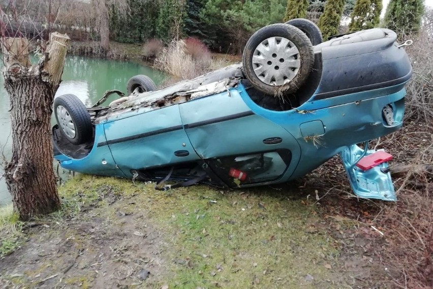 Fiat siena, którym jechało dwóch mężczyzn, wypadł z drogi i...