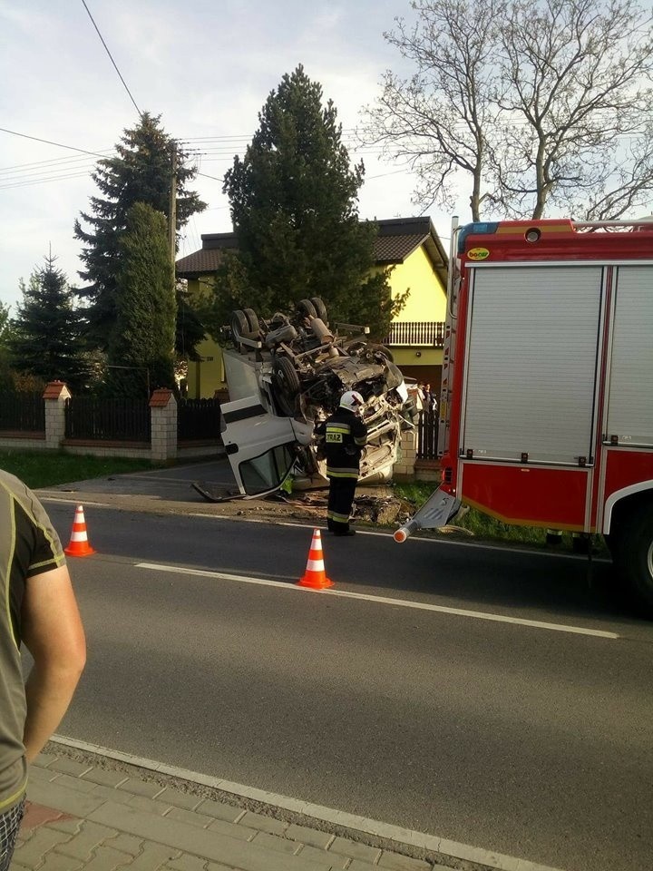 Poskwitów. Dachował samochód dostawczy, podczas gdy miejscowi strażacy mieli awarię auta