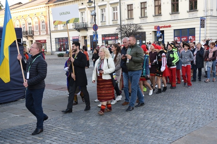 Nowy Sącz. Górale z sześciu państw na sądeckim rynku [ZDJĘCIA]