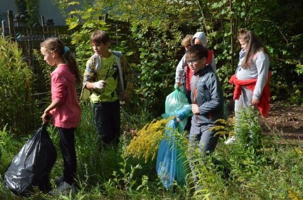 Uczniowie w ramach akcji zbierania i sortowaniu śmieci sprzątali tereny zielone