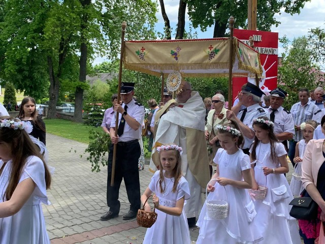 Piękna była tegoroczna procesja Bożego Ciała w Piórkowie w gminie Baćkowice.  W procesji w Piórkowie wziął udział starosta opatowski Tomasz Staniek. - Boże Ciało w przepięknej scenerii Gór Świętokrzyskich w Piórkowie. Jak zawsze miła atmosfera stworzona przez Koła Gospodyń Wiejskich z Piórkowa, Wszachowa i Piotrowa. Wartę wystawiła Ochotnicza Straż Pożarna z Piórkowa, Wszachowa i Piotrowa - napisał na facebooku.Boże Ciało w Piórkowie - zobaczcie na kolejnych slajdach