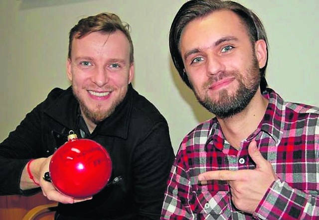 Piotr Kupicha (z lewej) z zespołu Feel podpisał już bombkę, którą ozdobił świątecznymi motywami tyski rysownik Marek Grela