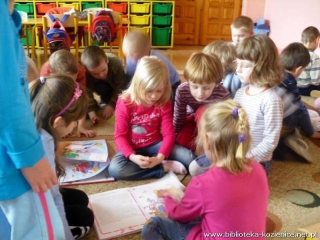 Dzieci z wielkim zainteresowaniem wsłuchiwały się w historie z udziałem Tupcia Chrupcia.