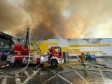 Straż dogasza pożar kompleksu handlowego Marywilska 44