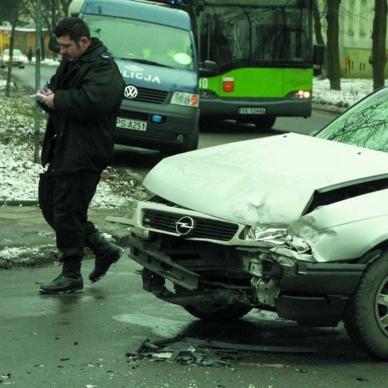 Jeden z uszkodzonych samochodów