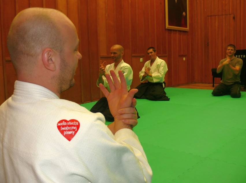 Trening zawodników aikido sagaku dojo w szkole muzycznej.