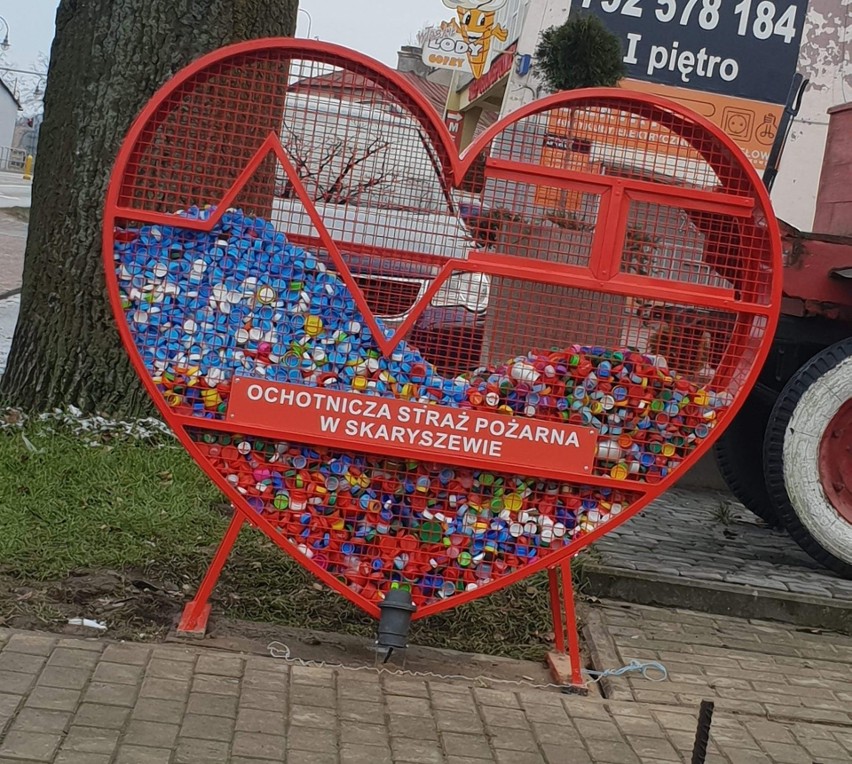 W Skaryszewie stanęło ogromne serce przed remizą, jako skarbonka na plastikowe nakrętki