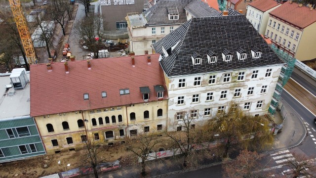 Centrum Edukacji Zawodowej i Biznesu miało być gotowe 14 miesięcy temu. Poślizg będzie jednak dwuletni, a i tak nie będzie zrobiony żółty budynek przy ul. Szpitalnej.