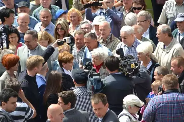 Beata Szydło w Żarach w otoczeniu tłumu zwolenników