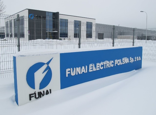 Fabryka Funai mimo porannego alarmu pracuje normalnie. Zagrożenia dla konstrukcji hali nie ma. Firma musi zrzucić śnieg z dachu.