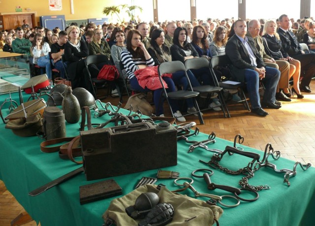 Wystawa militariów w auli.