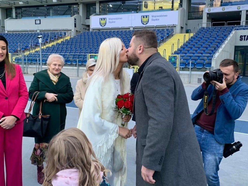 Paweł Fajdek i Sandra Cichocka wzięli ślub na Stadionie...
