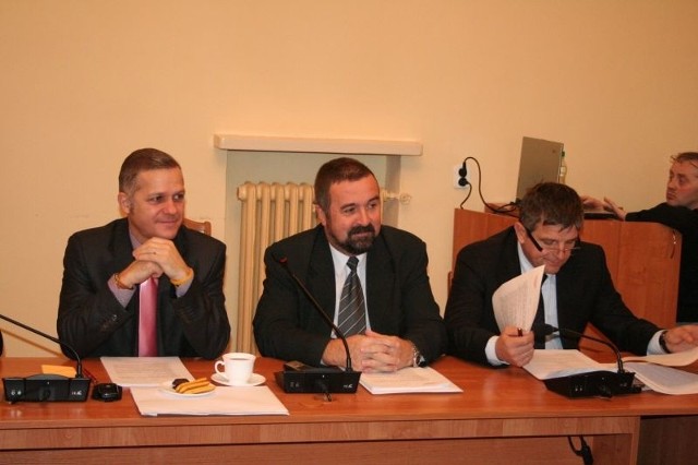 Radny Tadeusz Legacki (z prawej) nie popiera uchwały sprzeciwiającej się GMO.