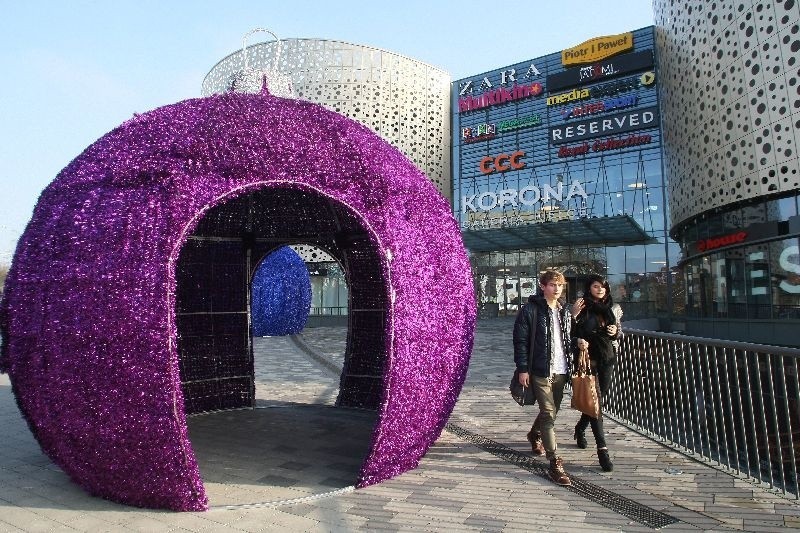 Bombki-giganty przed Galerią Korona