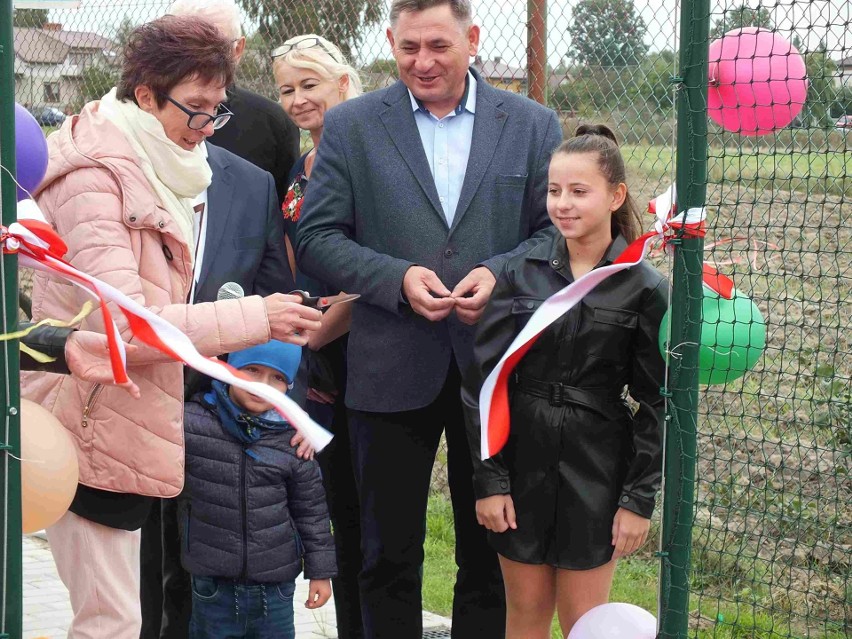 Dyrektor Krystyna Tomkowska na otwarciu nowego boiska przy...