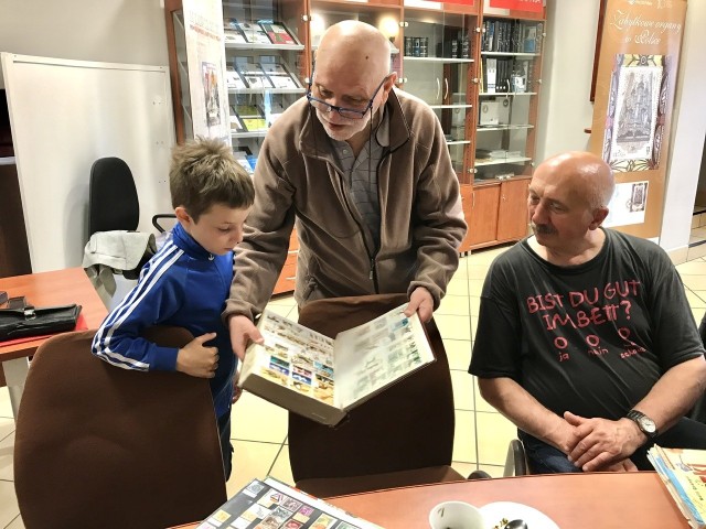 Miłośnicy znaczków ze słupskiego Koła PZF „Gryf” spotkali się we wtorek po raz ostatni przed wakacyjną przerwą w sklepie filatelistycznym przy ul. Banacha. Oprócz przeglądania przepastnych klaserów, dyskutowano także o przyszłych zmianach. Na 9 października zaplanowano bowiem uroczystość, na której oficjalnie ogłoszony zostanie patron Koła. Będzie ono nosiło imię Tadeusza Ziętary – słupskiego muzyka i społecznika