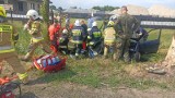 Wypadek w powiecie poddębickim. W gminie Wartkowice osobówka uderzyła w drzewo. Jedna osoba ranna