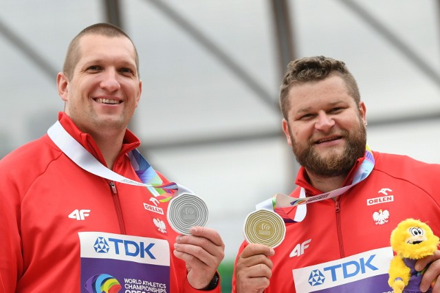 Polscy medaliści mistrzostw świata w rzucie młotem - srebrny Wojciech Nowicki (z lewej) i złoty Paweł Fajdek