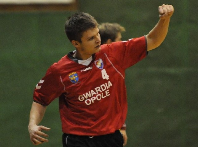 Triumfujący Paweł Swat, zdobywca 11 bramek dla Gwardii.