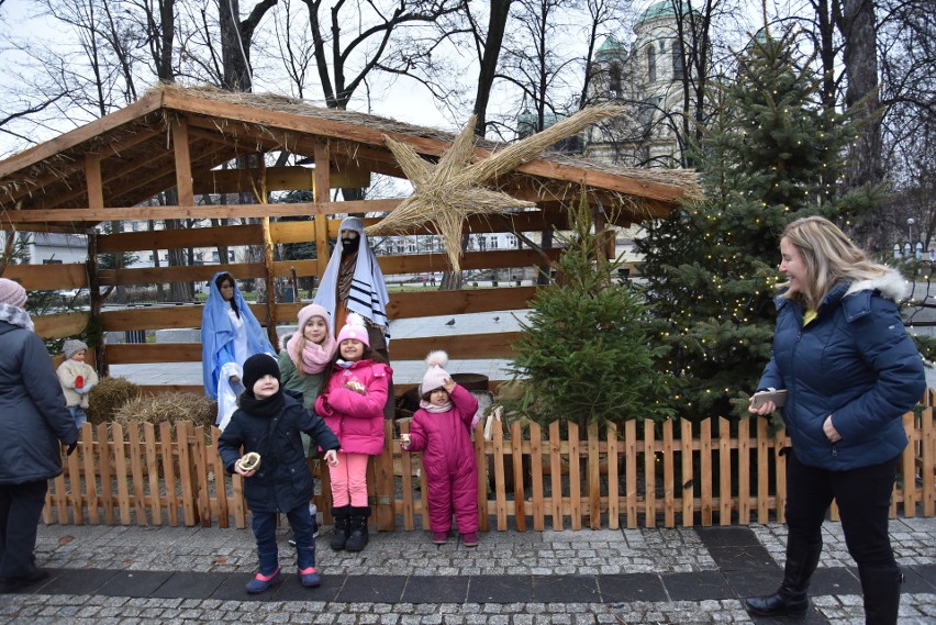 Można już oglądać szopkę bożonarodzeniową na placu Biegańskiego w Częstochowie ZDJĘCIA