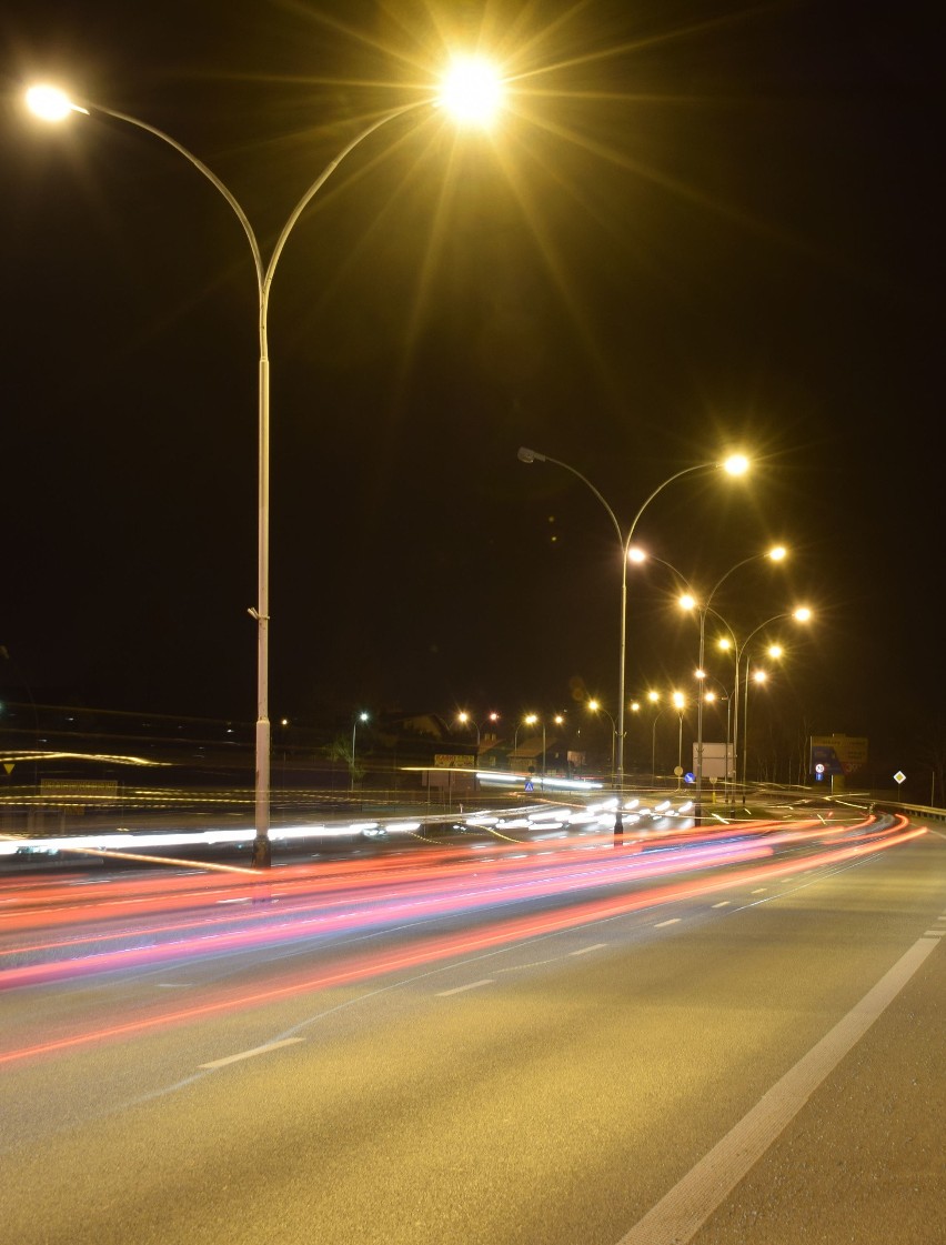 Modernizacja oświetlenia ulicznego w Krośnie. W całym mieście będą nowe, energooszczędne lampy ledowe [ZDJĘCIA]