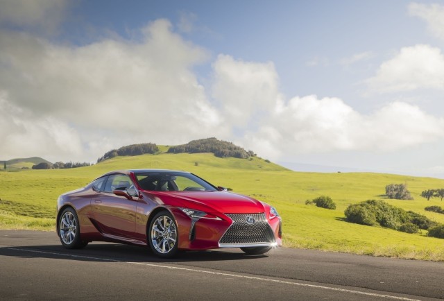 Lexus LC 500Lexus LC trafi do klientów już za kilka tygodni. Oprócz hybrydowego LC 500h dostępny będzie model LC 500 z wolnossącym silnikiem V8 o mocy 477,5 KM i maksymalnym momencie obrotowym 540 Nm, współpracującym z zastosowaną po raz pierwszy w samochodzie luksusowym 10-biegową przekładnią automatyczną, który rozpędza auto od 0 do 100 km/h w czasie krótszym od 4,5 sekundy.Fot. Lexus