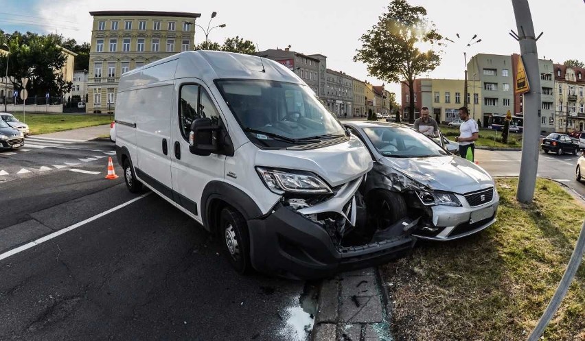 Dzisiaj późnym popołudniem na rondzie Bernardyńskim w...