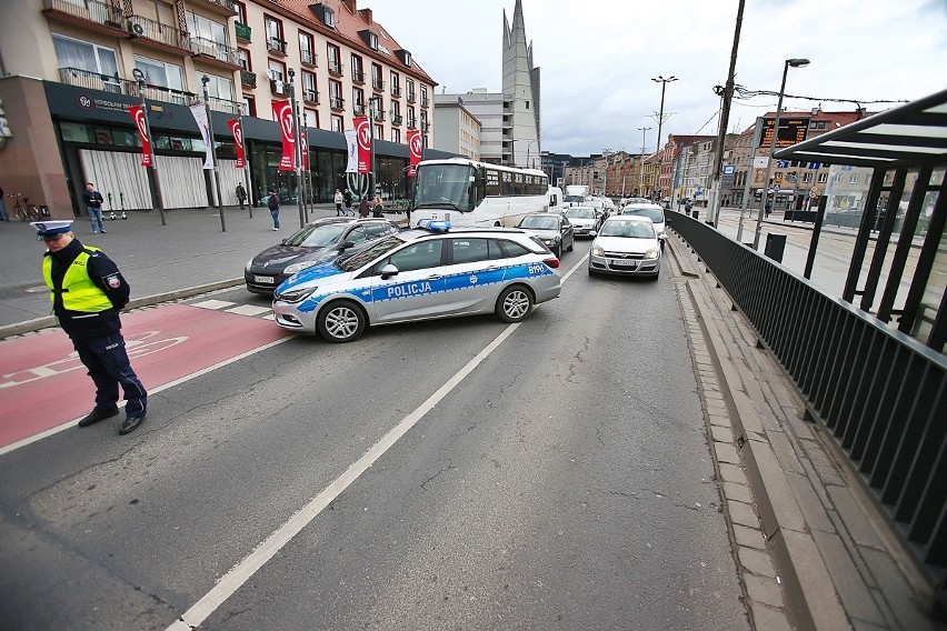 Młodzieżowy strajk klimatyczny w centrum Wrocławia. Uczniowie przeszli Świdnicką (ZDJĘCIA)