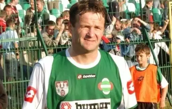 vJacek Kacprzak zdobył ostatniego gola w meczu Radomiaka z Koroną, który odbył się przy ulicy Struga 63. Obecny prezes Pilicy Białobrzegi zasiądzie w niedzielę na trybunach