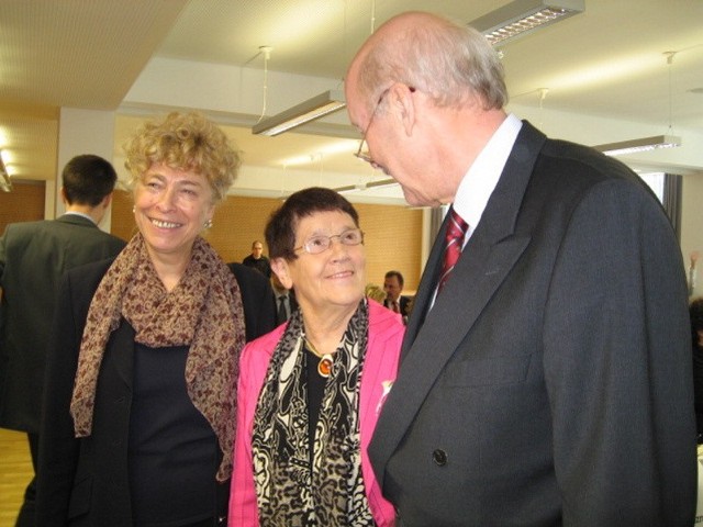Rita Suessmuth (w środku) w towarzystwie byłej prezydent Viadriny prof. Gesine Schwan i obecnego szefa uczelni dr Guentera Pleugera.