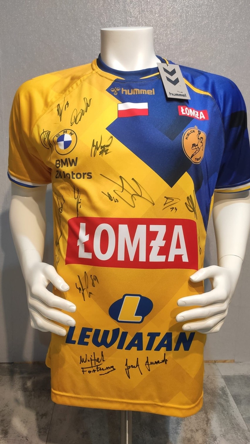 Unikalna koszulka Łomży Vive na licytacji. Podpisy Fortuny, Łuszczka i piłkarzy ręcznych