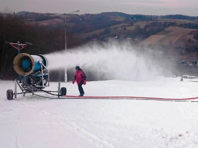 Armatki śnieżne pracują od kilku dni non stop na wszystkich stokach narciarskich pod Tarnowem. W Lubince naśnieżaniem zajmuje się Mariusz Kocik (na zdjęciu)