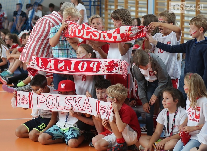 Dzieci z Bezrzecza wspierają reprezentację Polski! [ZDJĘCIA, WIDEO]