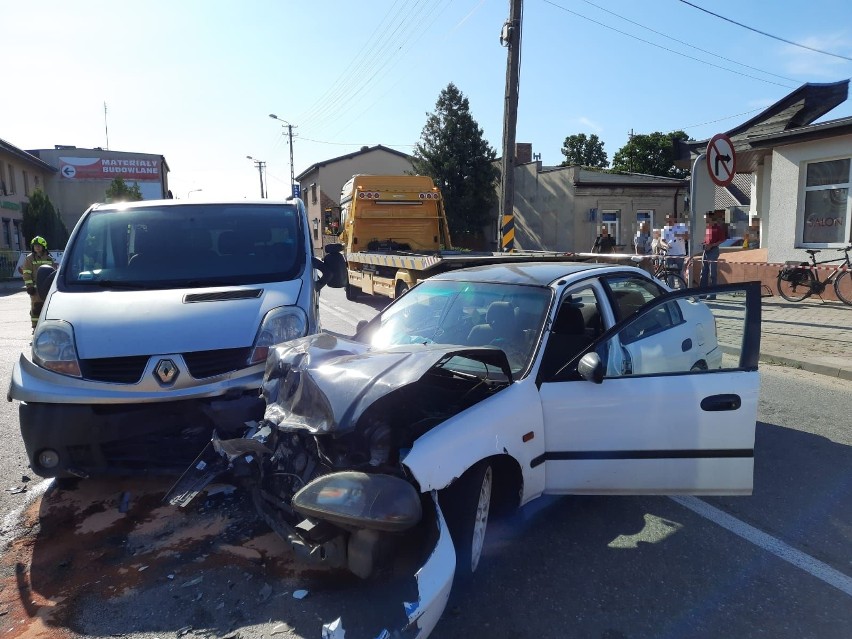 Wypadek w Praszce. Zderzenie renault z hondą na skrzyżowaniu...