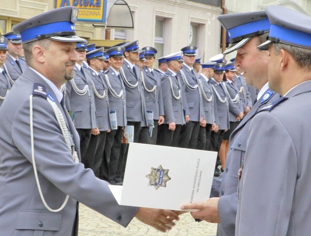 Zastępca komendanta powiatowego policji w Polkowicach Dariusz Łopuszyński (z lewej) pracuje w policji od 25 lat. Wczoraj odebrał okolicznościową nagrodę.