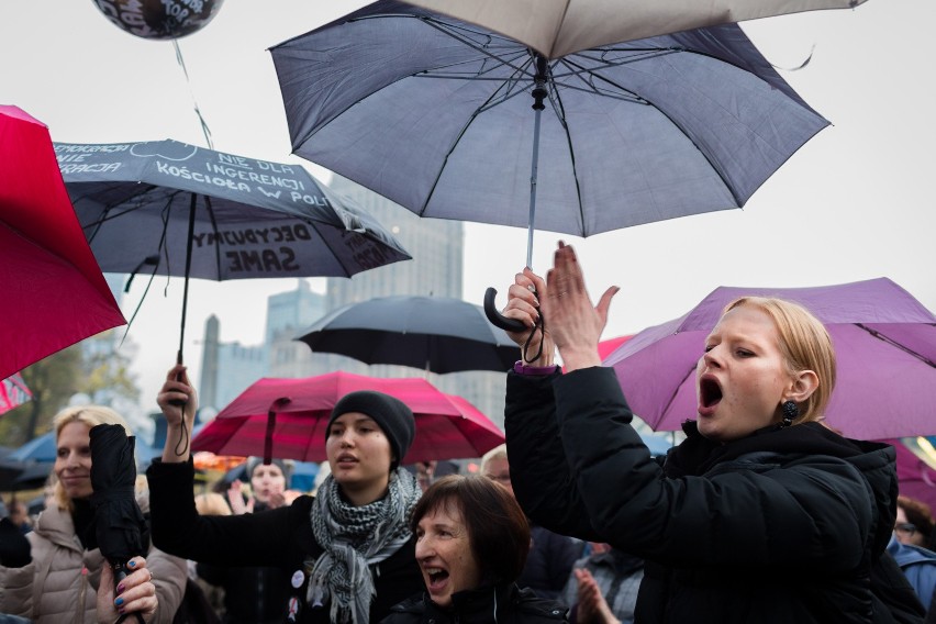 Za "czarny protest" pod sąd: bo przyszły do pracy ubrane na czarno...