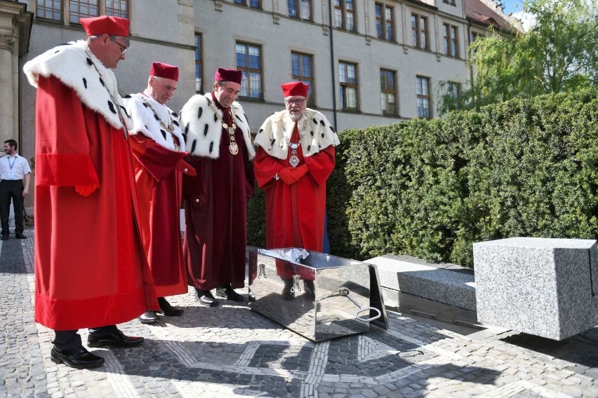 Kapsuła zostanie ponownie otwarta za 100 lat.