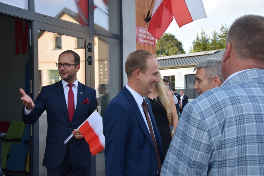 Minister Jacek Sasin spotkał się z mieszkańcami Dąbrowy...