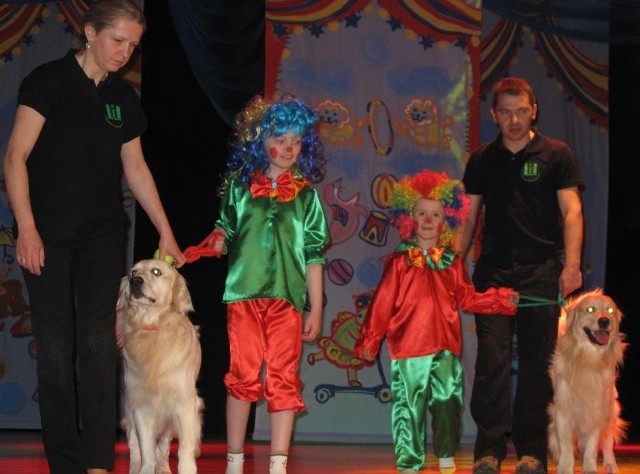 Młodym aktorom z mieleckiego Ośrodka Rehabilitacyjno-Edukacyjno-Wychowawczego towarzyszyły psy Milo i Ozi.