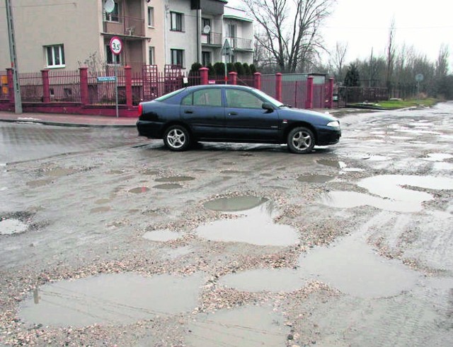 Na skrzyżowaniu Działkowej i Łokietka jest mnóstwo dziur, które trudno pokonać samochodem osobowym.