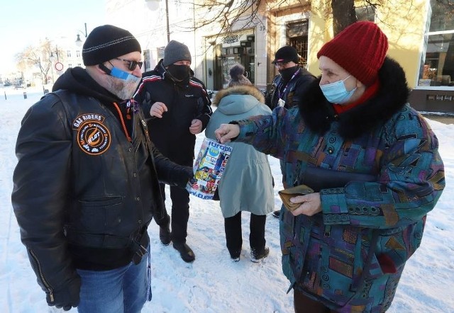 Mróz, śnieg, reżim sanitarny nie odstraszyły wolontariuszy i darczyńców. Tę grupę spotkaliśmy w Radomiu.