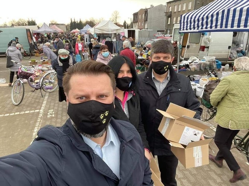 Pabianice. Prezydent Pabianic rozdawał płyny do dezynfekcji. Spotkał Halinkę z "Sanatorium miłości"