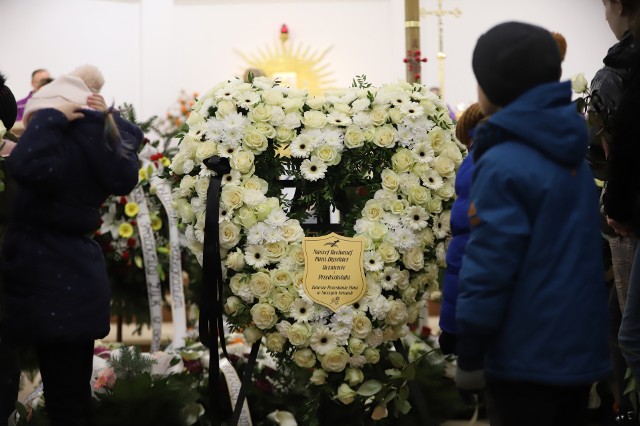 Pogrzeb dyrektor Zespołu Szkolno-Przedszkolnego w Cedzynie, Ewy Krajcarz. W ostatniej drodze towarzyszyło jej mnóstwo osób.