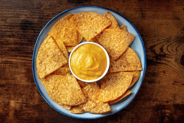 Sos serowy to rodzaj dipu, który idealnie sprawdza się do maczania nachosów, frytek lub chipsów.