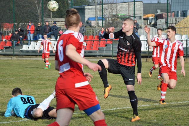 Kacper Mioduszewski zebrał piłkę składającemu się do strzału Krzysztofowi Pietluchowi.