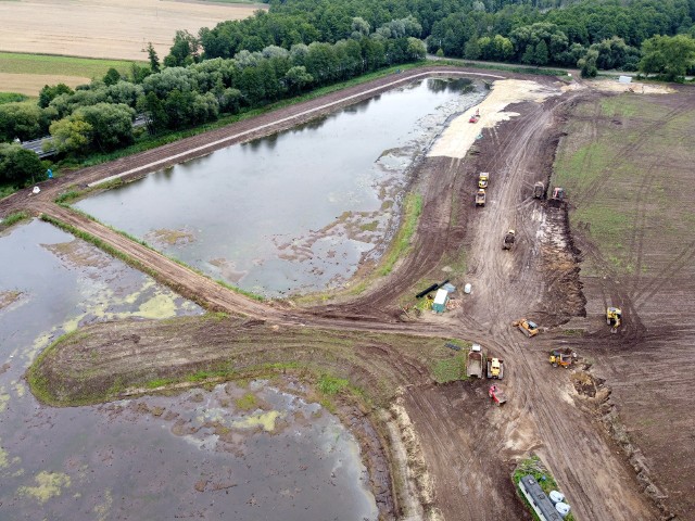 Za dwa miesiące skończą się prace przy budowie zalewu w Jastkowie. Akwen będzie obejmował obszar 13,2 ha. Inwestycja pochłonie łącznie 8,3 mln zł.
