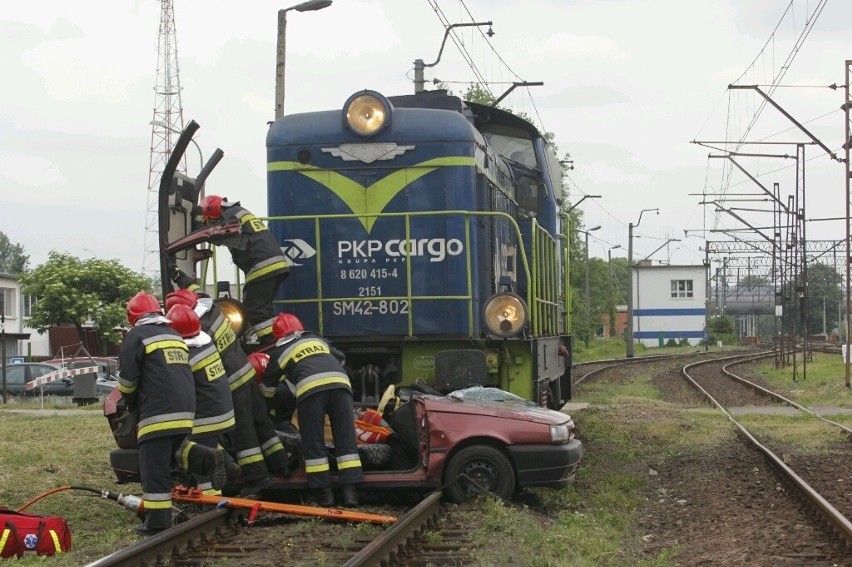 Wrocław: Wypadek na przejeździe kolejowym na Muchoborze (ĆWICZENIA, ZDJĘCIA) 