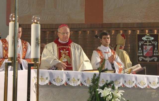 Mszę w intencji rodzin a także nadania parafii pw. Św. Józefa Robotnika godności sanktuarium odprawiał biskup Kazimierz Ryczan.