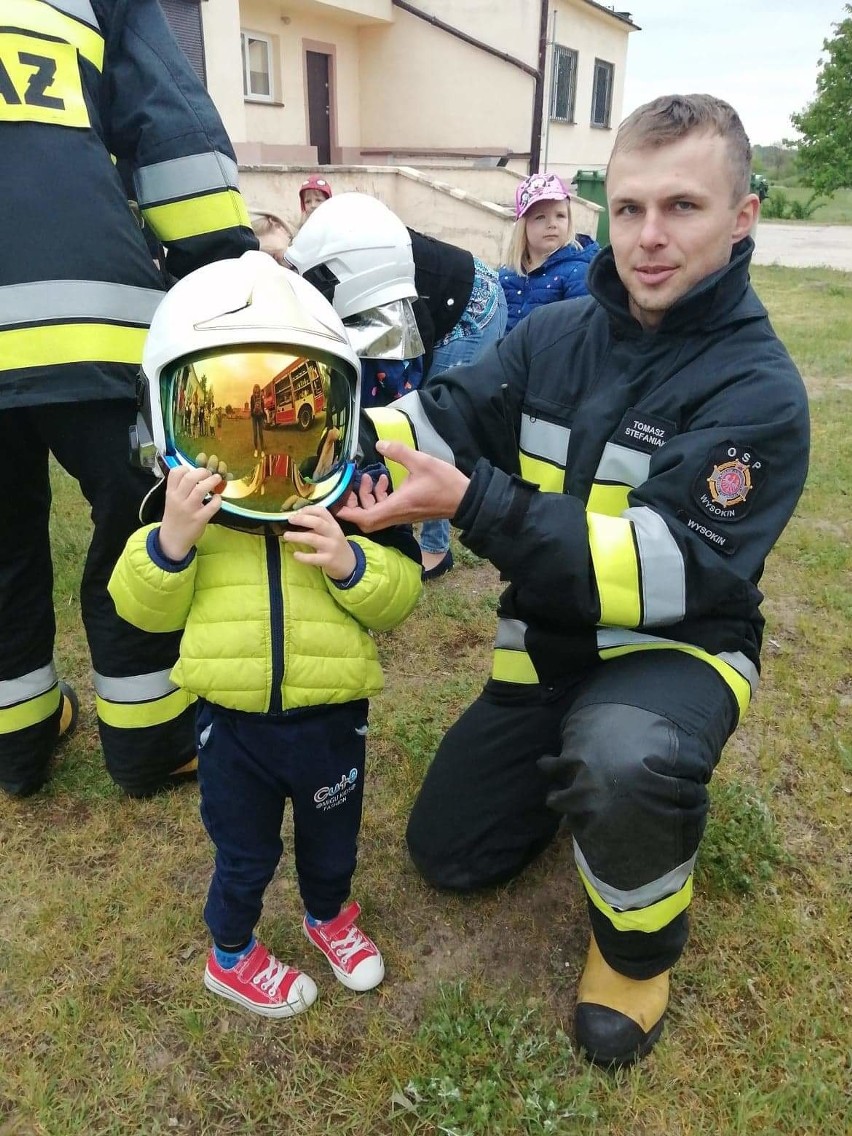 Gmina Odrzywół. Dzieci zachwyciły się strażakami w Wysokinie, podziwiały ich mundury i sprzęt strażacki