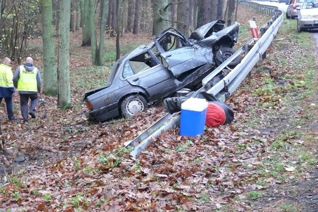 Samochód marki BMW uderzył w przydrożne drzewo w Oleśnicy pod Chodzieżą. Po zderzeniu zajął się ogniem.